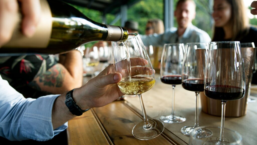 Accords mets et vins à la cave des embruns Guidel avec une cheffe privée qui vous a concocté des bouchées